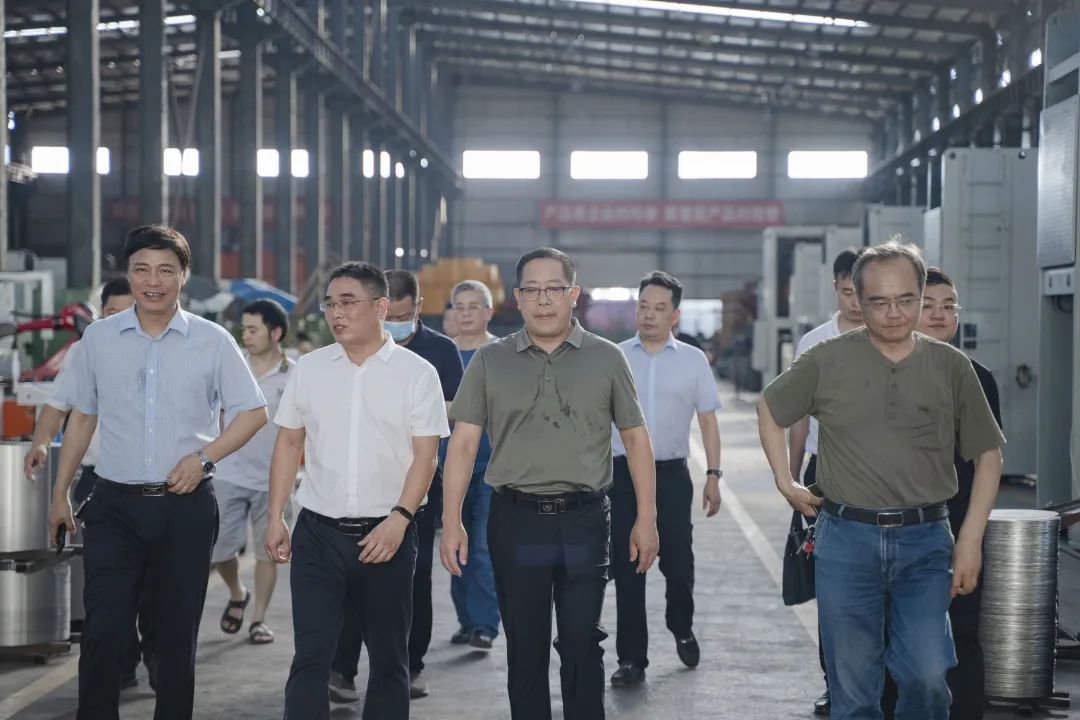 衡東縣縣委副書記、縣長對朝陽集團自動化生產線進行視察